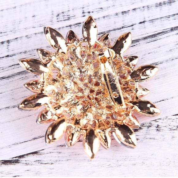 Pink Elegant Crystal Starburst Gold Tone Brooch Pin - Picture 4 of 7